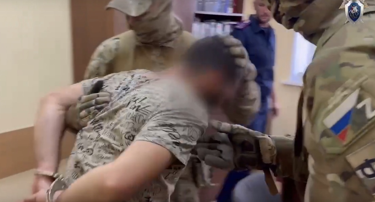 Задержанный по делу о финансировании терроризма. Кадр видео СКР по Ставропольскому краю. Скриншот https://vk.com/stavropol.sledcom
