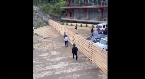 Местный житель пытается сломать забор у Ханагского водопада. Скриншот с видео телеграм-канала "Голос Дагестана" https://t.me/golosdagestana05/15367