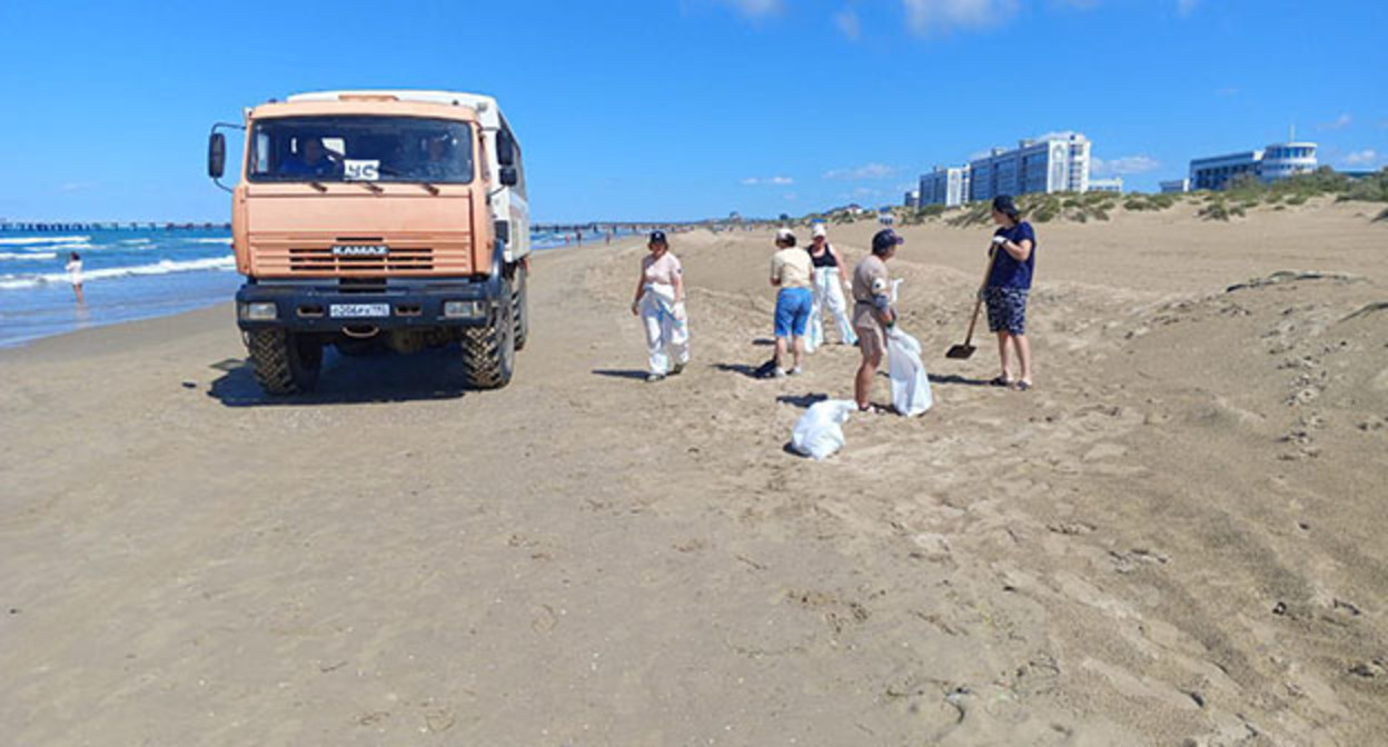 Уборка мазута на пляже в Анапе. 24 июня 2025 г. Скриншот видео https://t.me/opershtab23/13643