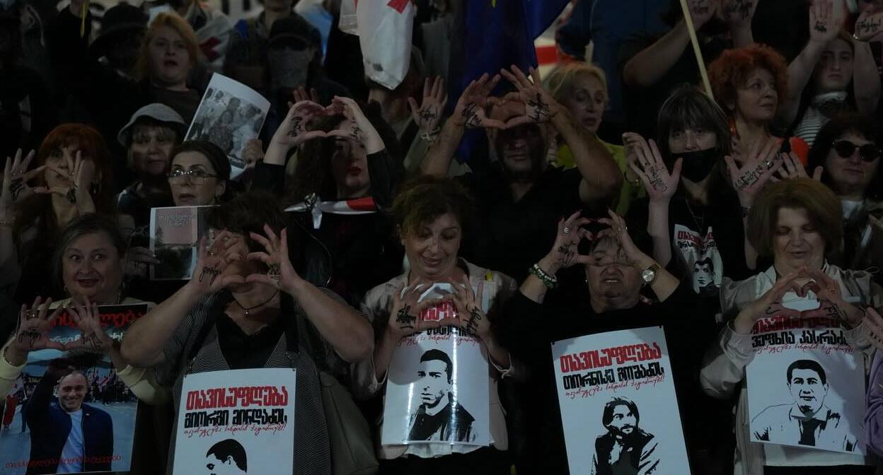 Активисты с портретами политзаключенных у парламента Грузии. Фото: Mariam Kavshbaia / Publika