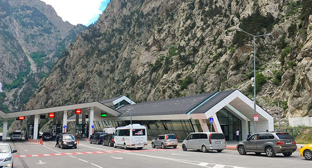 Пункт пропуска "Верхний Ларс". Фото: https://region15.ru/na-rekonstruktsiyu-kpp-verhnij-lars-v-severnoj-osetii-napravyat-bolee-1-3-mlrd-rublej/