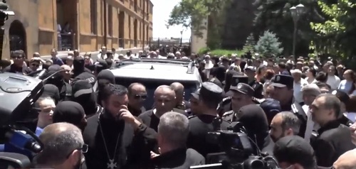 27 июня 2025 года в Эчмиадзине. Скриншот видео News.am https://youtu.be/z-KlqO8Iv1M