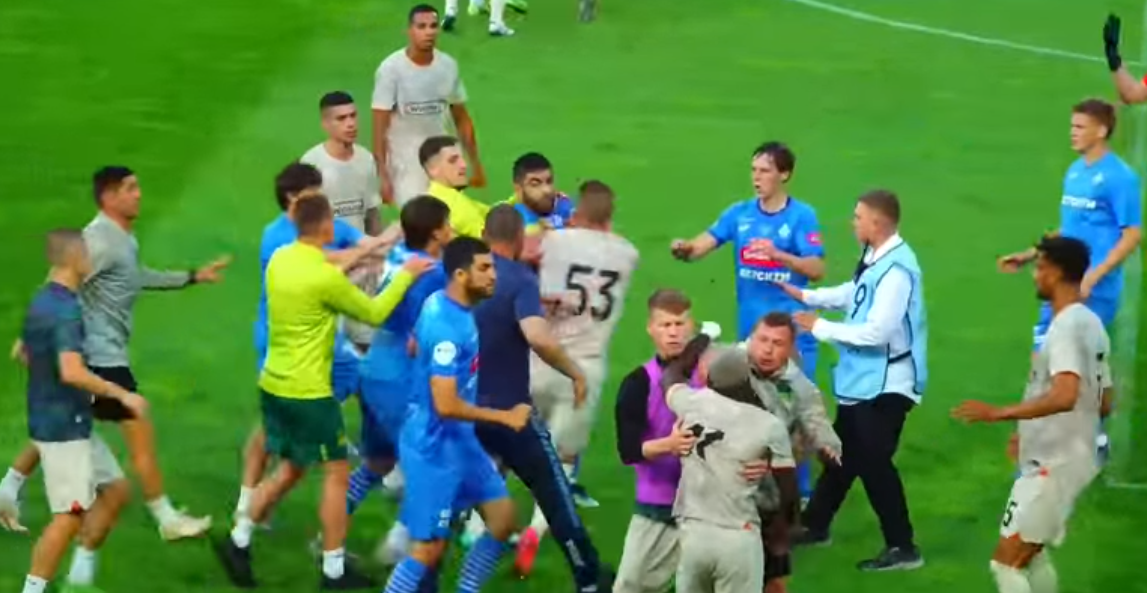 Драка между футболистами ФК "Динамо" (Махачкала) и Фк "Краснодар". Стоп-кадр видео https://vkvideo.ru/video-26991659_456246049 от 27.06.25. 