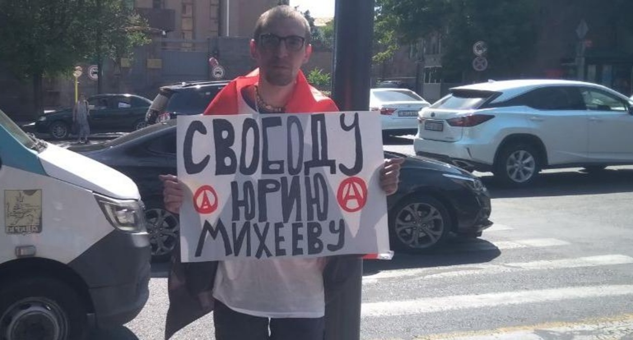 Александр Шерченков на пикете в Ереване. Фото: RusNews https://t.me/rusnews/72118