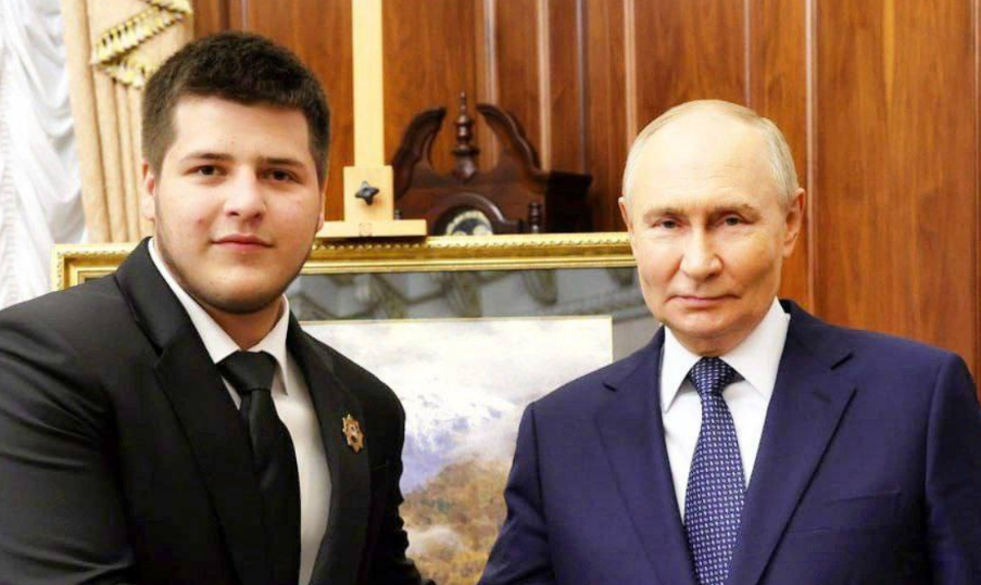 Адам Кадыров (слева) с Владимиром Путиным. Скриншот фото из Telegram-канала Рамзана Кадырова от 28.06.25, https://t.me/RKadyrov_95/5808