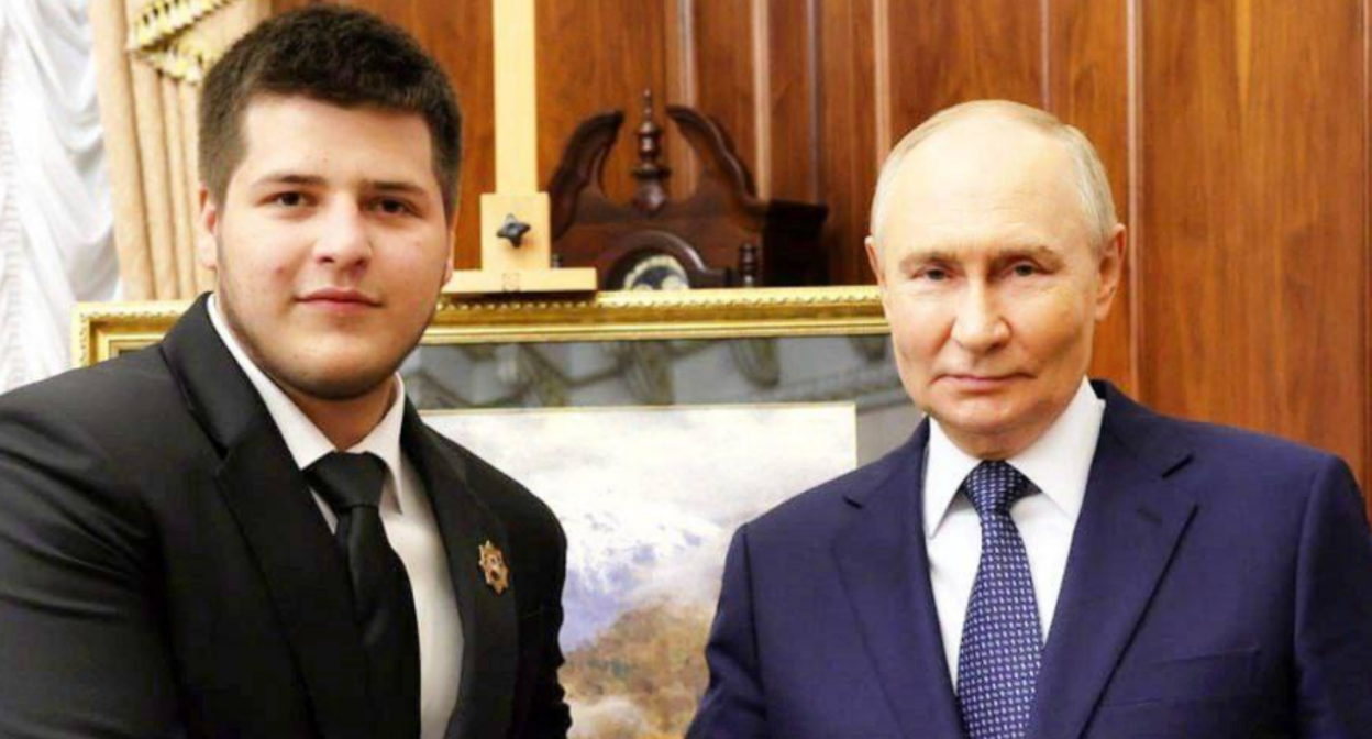 Адам Кадыров (слева) с Владимиром Путиным. Скриншот фото из Telegram-канала Рамзана Кадырова от 28.06.25, https://t.me/RKadyrov_95/5808