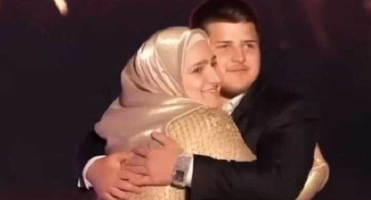 Адам Кадыров с женой. Скриншот видео https://www.youtube.com/shorts/a7XQEg2sptM