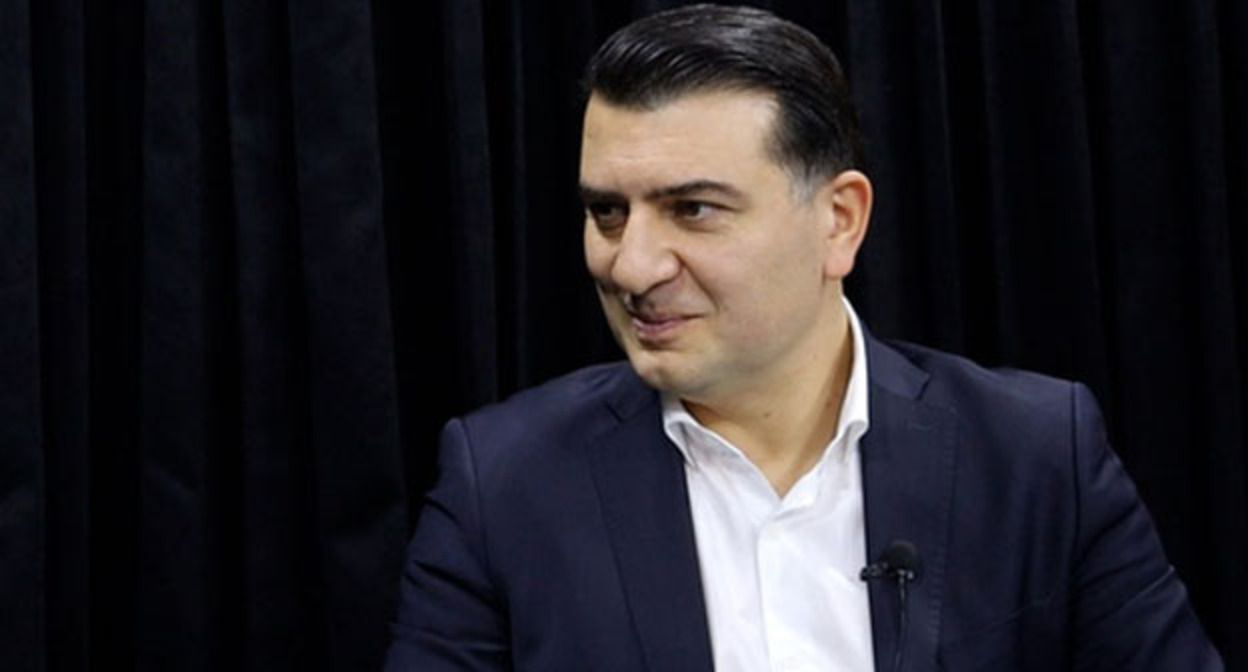 Азер Гасымлы. Фото: https://www.meydan.tv/ru/article/politolog-azer-gasymly-ostavlen-pod-strazhej/?tztc=1