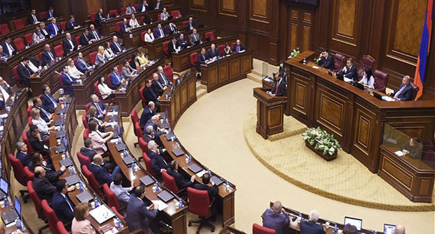 Заседание парламента Армении. Фото: Report https://report.az/ru/v-regione/parlament-armenii-prinyal-v-pervom-chtenii-proekt-o-nacionalizacii-elsetej/