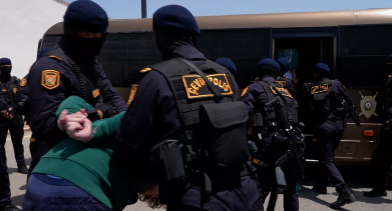 Задержание россиян в Азербайджане. Скриншот фото Caliber.Az от 01.07.25, https://caliber.az/en/post/azerbaijani-police-detain-russian-citizens-suspected-of-drug-trafficking