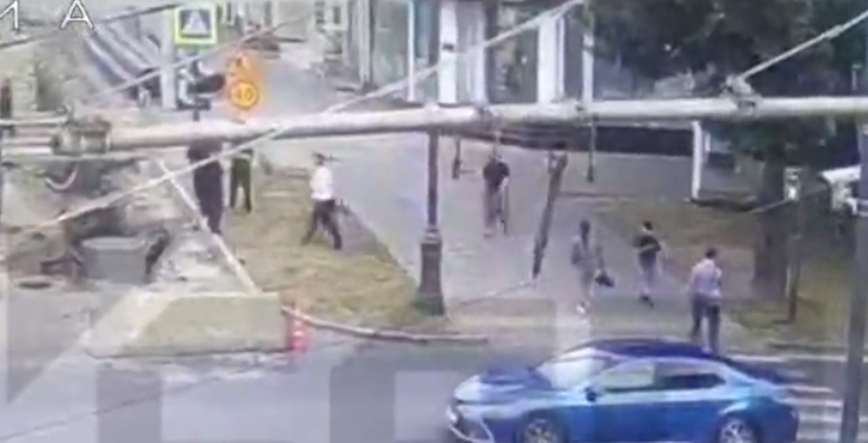 Момент перед нападением. Стоп-кадр видео "Сапа Кавказ" от 05.07.25, https://t.me/sapakavkaz/4839.