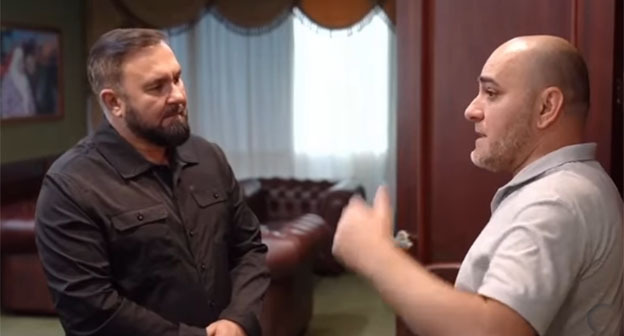 Встреча Мансура Солтаева (слева) с Саид-Магомедом Висангириевым, братом осужденного. Скриншот видео https://www.instagram.com/reel/DLplqFPI2Qp/