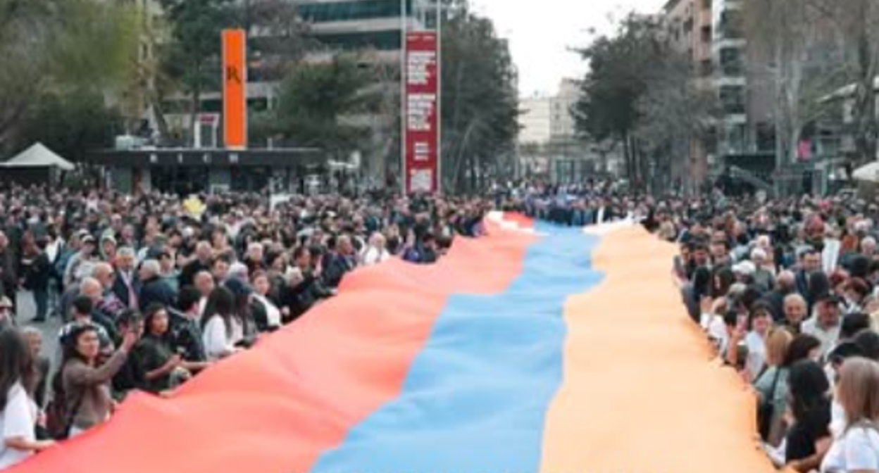 Карабахцы на митинге. Фото из анонса мининга от 30.06.25,  https://www.facebook.com/events/1788411985422377/?acontext=%7B%22event_action_history%22%3A[%7B%22mechanism%22%3A%22attachment%22%2C%22surface%22%3A%22newsfeed%22%7D]%2C%22ref_notif_type%22%3Anull%7D&locale=ru_RU. (деятельность компании Meta, владеющей соцсетью, запрещена в России).