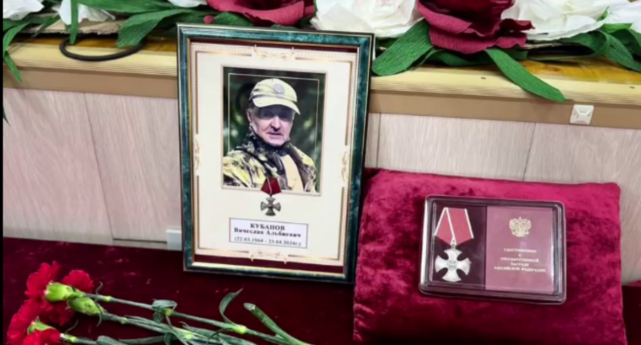 Фотография и орден Вячеслава Кубанова. Стоп-кадр видео из Telegram-канала администрации Ногайского муниципального района от 11.07.25, https://t.me/nogayski_rayon/12159.
