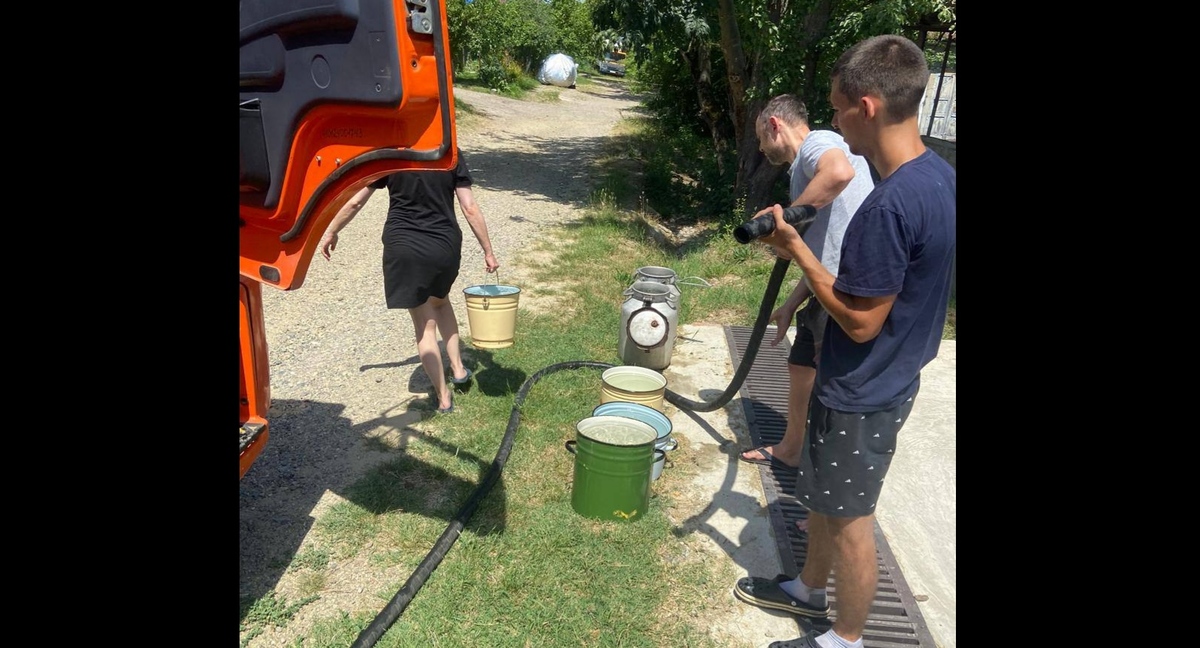 Раздача привозной воды жителям Горячего Ключа. Фото администрации города https://t.me/adm_gorkluch/38785