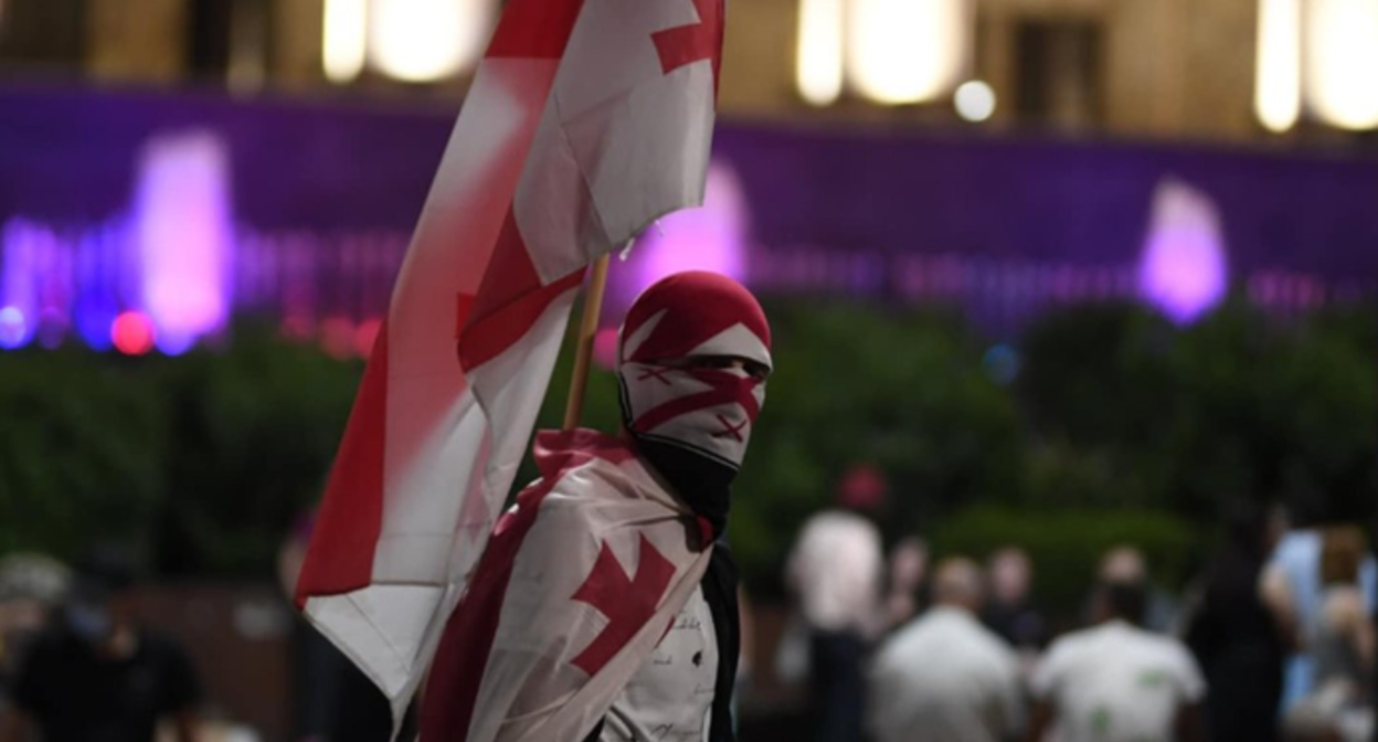 Акция протеста у парламента Грузии. Скриншот фото Publika от 13.07.25, https://www.facebook.com/photo/?fbid=1495560208510191&set=a.715406393192247, (деятельность компании Meta, владеющей соцсетью, запрещена в России).