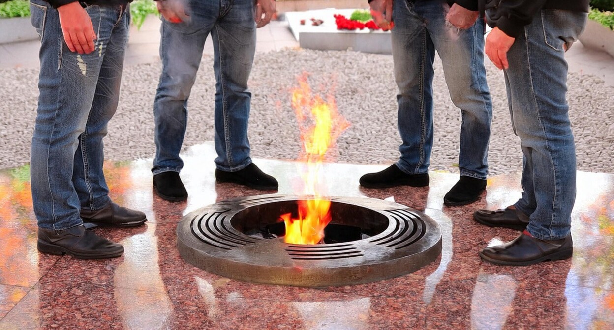 Мужчины стоят у Вечного огня. Иллюстрация создана "Кавказским узлом" с помощью ИИ в программе Photoshop