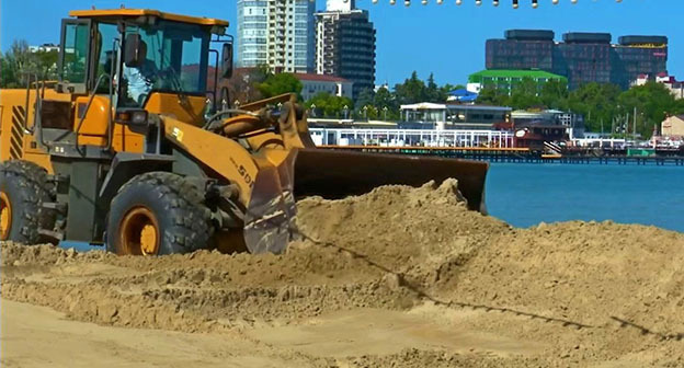 Уборка защитных валов в Анапе. 17 июля 2025 г. Фото: https://t.me/opershtab23/13747