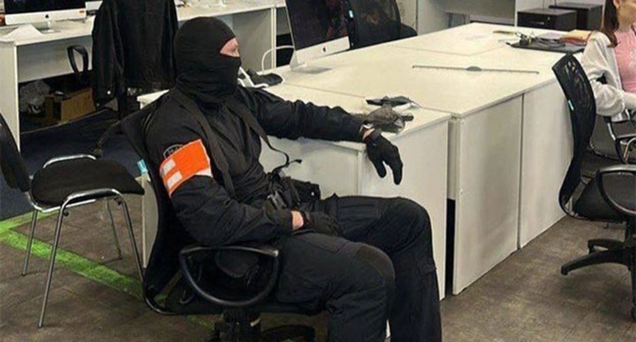 Сотрудник правоохранительных органов в офисе Telegram-канала "База". 22 июля 2025 г. Фото: Телеграм-канал «Раньше всех. Ну почти»