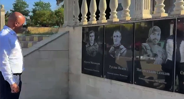 Установка мемориальных досок на Аллее Героев в Сергокале. 20 июля 2025 г. Скриншот видео https://t.me/sergrayon/8372