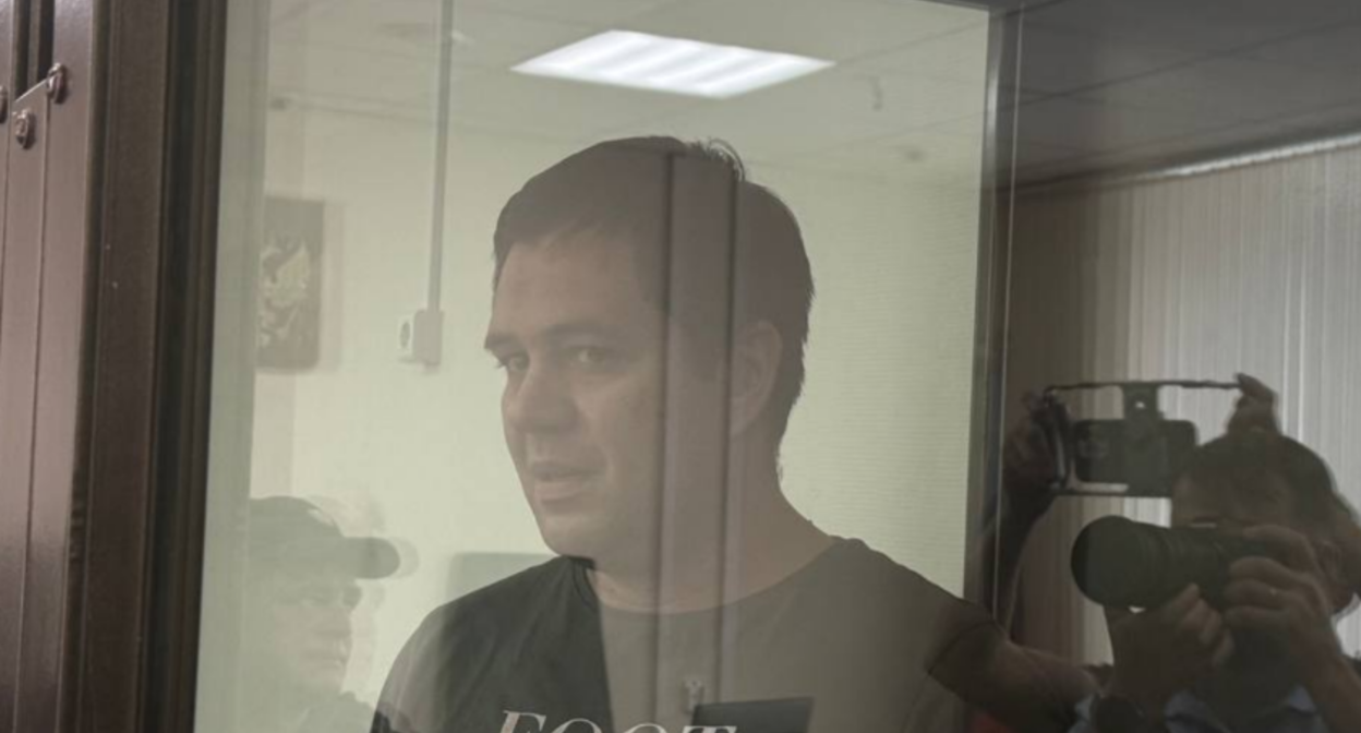 Глеб Трифонов в суде. Скриншот фото "База" от 23.07.25, https://t.me/bazabazon/39438