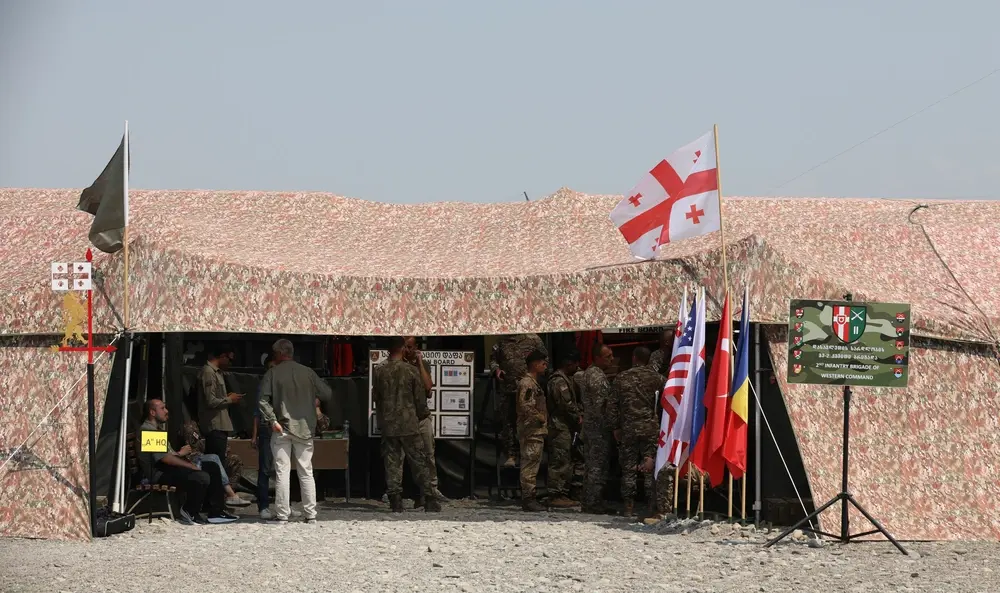Военнослужащие грузинской армии проводят инструктаж для военнослужащих США и стран-партнеров на учебном полигоне Крцаниси, 28 июля 2025 года. Фото: сержант Кэмерон Бойд, пресс-служба Национальной гвардия армии США. 
