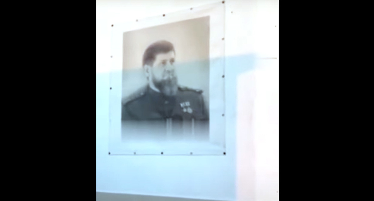Портрет Кадырова среди героев ВОВ в Севастополе. Скриншот из видео: https://www.youtube.com/watch?v=GTgnpmJquCo