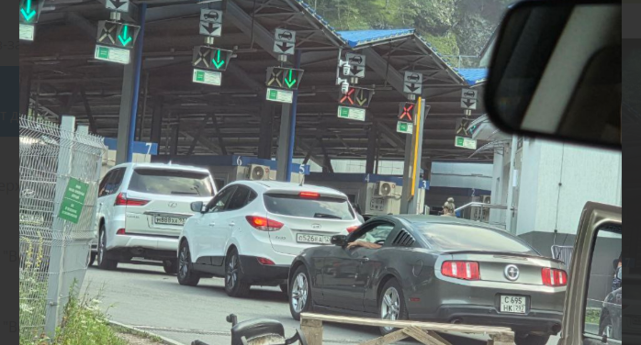 Автомобили в ожидании контроля. Скриншот фото из Telegram-канала "Осетия" от 02.08.25, https://t.me/ossetiaFB/54074.