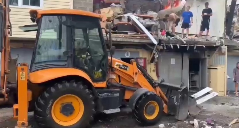 Жилые гаражи на улице Авиационной после атаки беспилотника. Кадр видео из телеграм-канала мэра Сочи https://t.me/agproshunin/2278