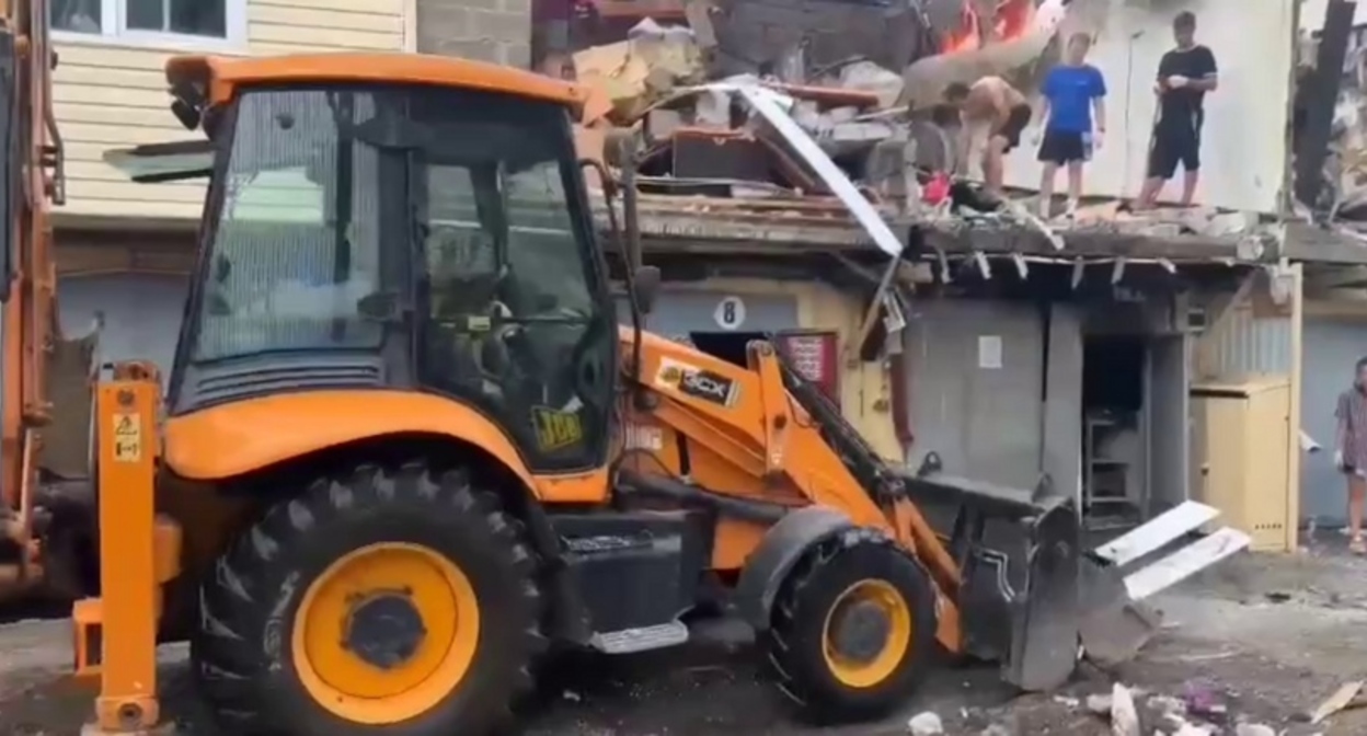 Жилые гаражи на улице Авиационной после атаки беспилотника. Кадр видео из телеграм-канала мэра Сочи https://t.me/agproshunin/2278