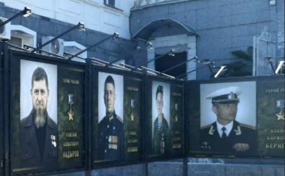 Кадыров в числе Героев России на выставке в Севастополе. Скриншот фото из Telegram-канала Общественной палаты Севастополя от 02.08.25, https://t.me/ops92ru/1993?single