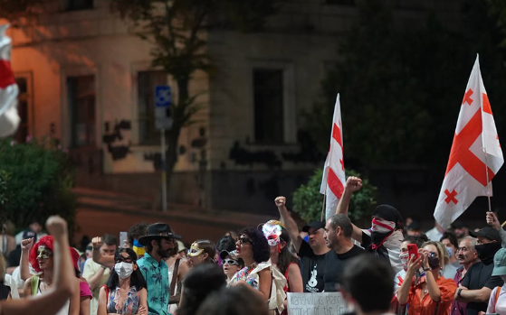 Акция протеста в Тбилиси. Скриншот фото Publika от 03.08.25, https://www.facebook.com/photo/?fbid=1513474966718715&set=a.715406393192247 (деятельность компании Meta, владеющей соцсетью, запрещена в России)