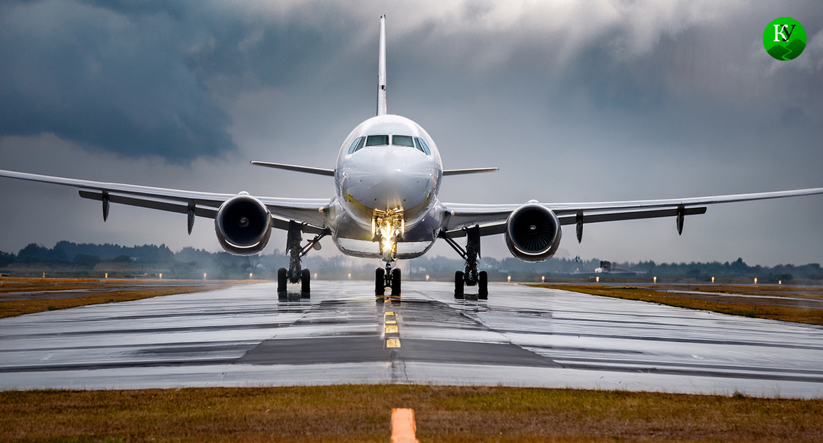 Самолет на взлетной полосе. Иллюстрация создана "Кавказским узлом" с помощью ИИ в программе Photoshop