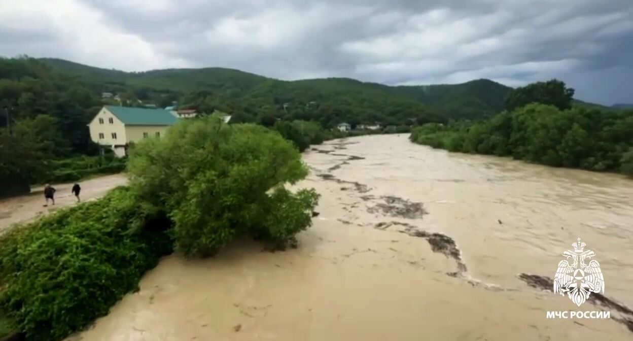 Подтопление в Туапсинском районе Краснодарского края. Август 2025 г. Скриншот видео МЧС России