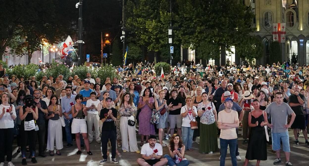 Люди, собравшиеся у парламента Грузии 7 августа 2025 года. Фото: Keto Mikadze / Publika