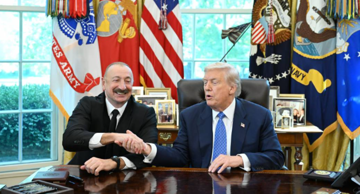 Алиев и Трамп в Овальном кабинете. Скриншот фото с сайта президента Азербайджана от 09.08.25, https://president.az/az/articles/view/69573