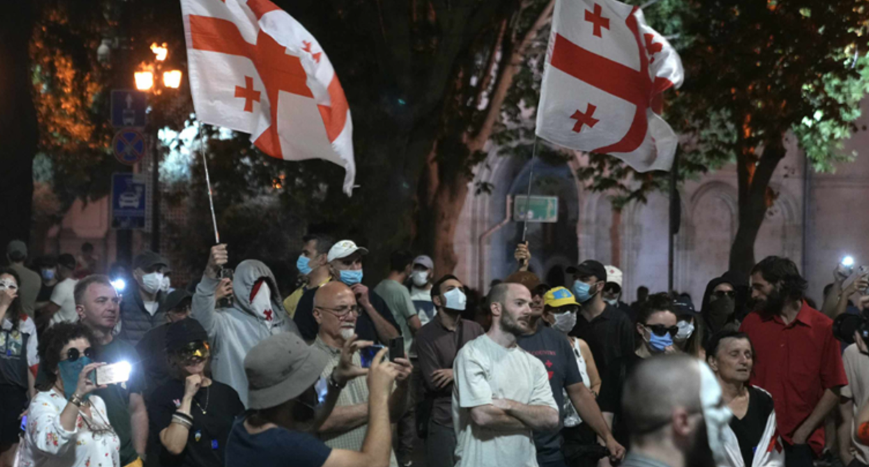 Акция протеста у парламента Грузии. Скриншот фото Publika от 19.08.25, https://www.facebook.com/photo/?fbid=1519592176106994&set=a.715406393192247 (деятельность компании Meta, владеющей соцсетью, запрещена в России)