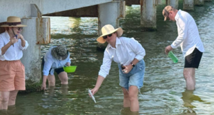 Ученые берут пробы в зоне разлива мазута. Скриншот фото субтропического центра РАН от 08.08.25, https://subtropras.ru/2025/08/исследования-учёных-установили-улуч-2/