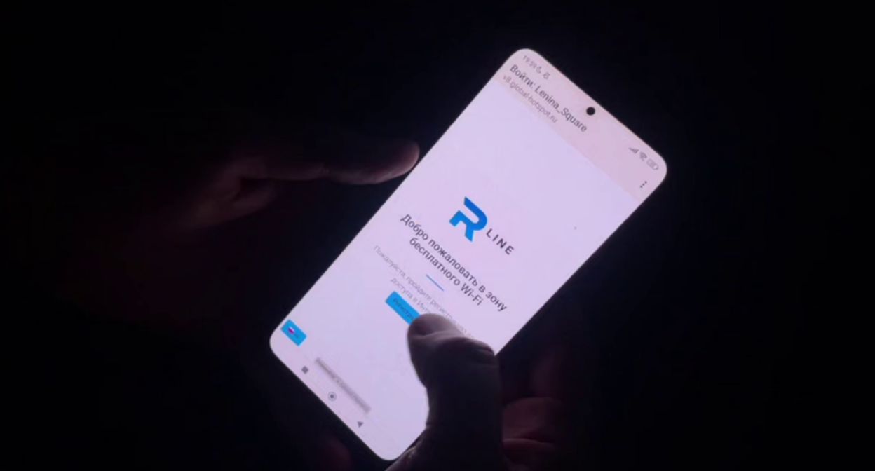 Подключение к точке бесплатного Wi-Fi в Махачкале. Стоп-кадр видео РГВК "Дагестан" от 12.08.25, https://t.me/mir_cifri/5418