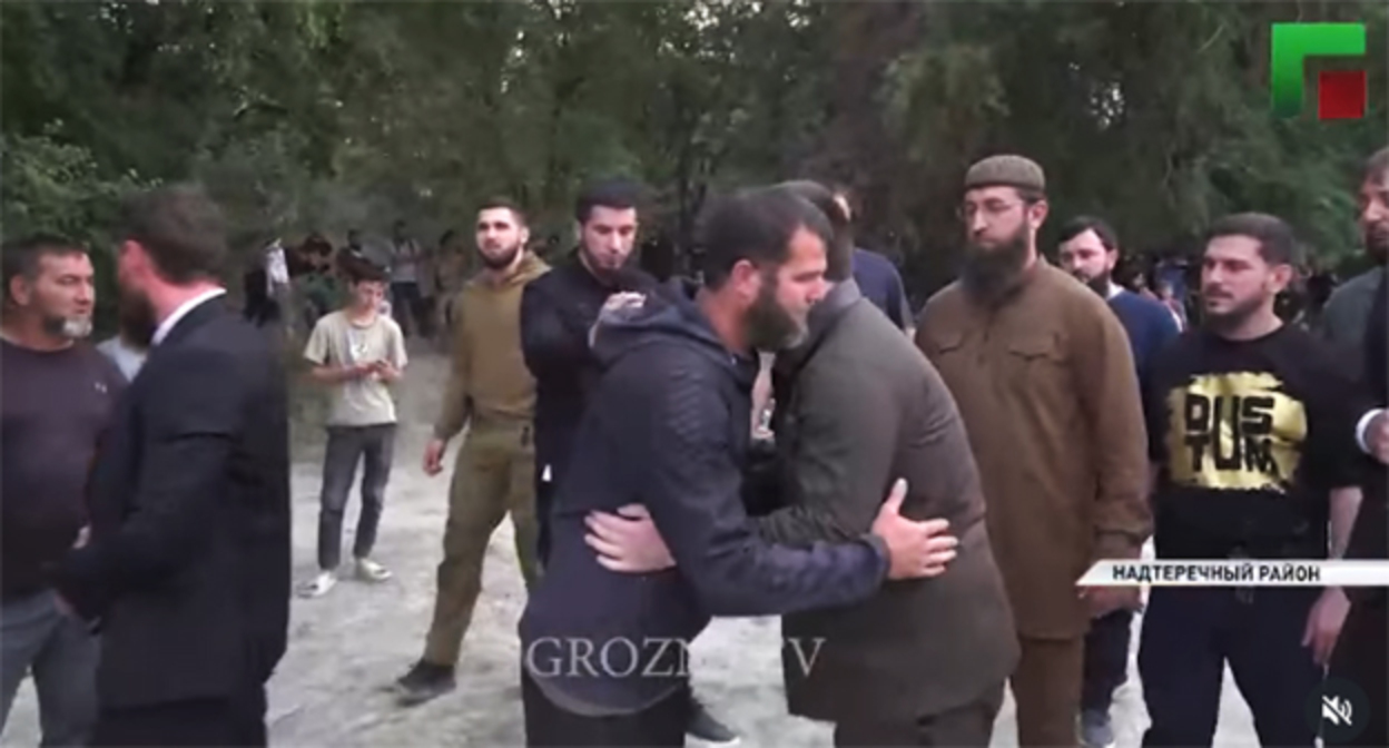 Адам Кадыров и отец погибшего мальчика (в центре). Скриншот видео https://www.instagram.com/p/DNTV8IVxU0p/ принадлежит компании Meta деятельность которой запрещена в России