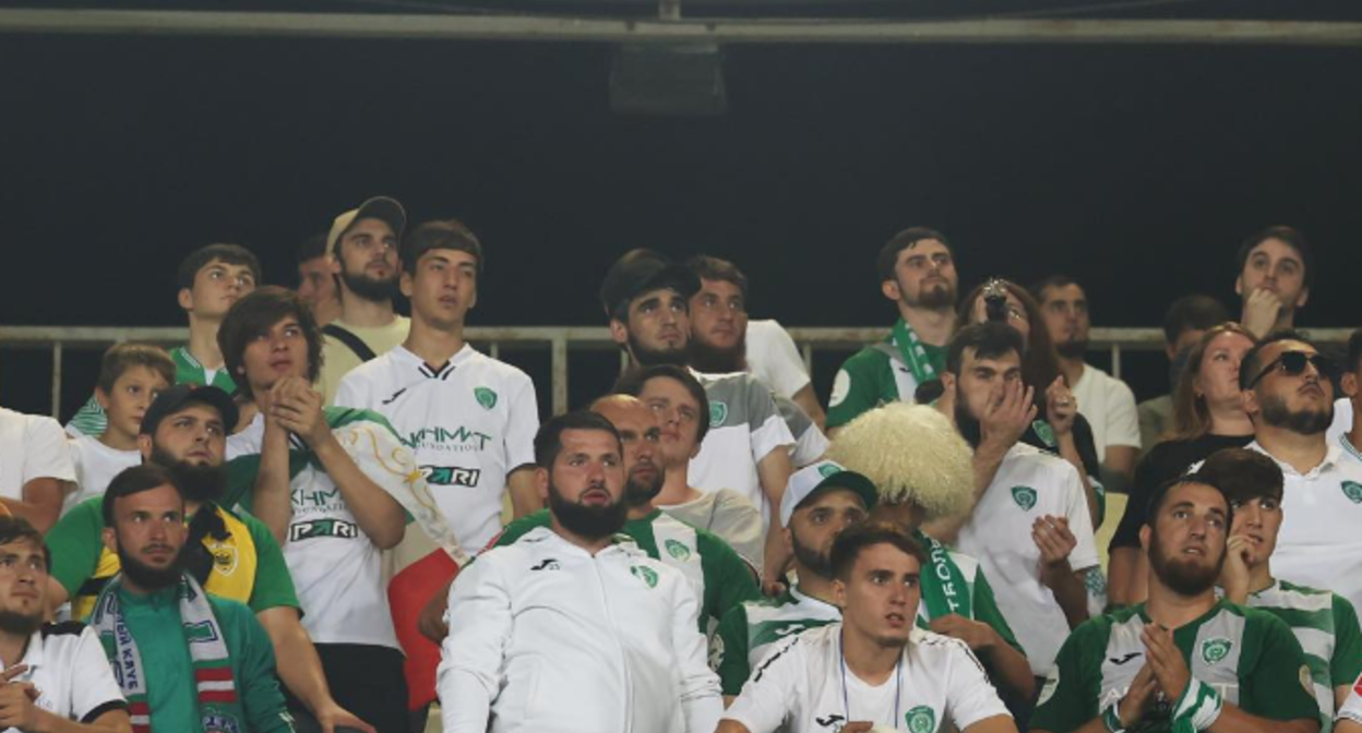 Члены Фан-клуба ФК "Ахмат" на матче. Скриншот фото https://www.instagram.com/p/DM76iMriOtM/?img_index=1 (деятельность компании Meta, владеющей соцсетью, запрещена в России).