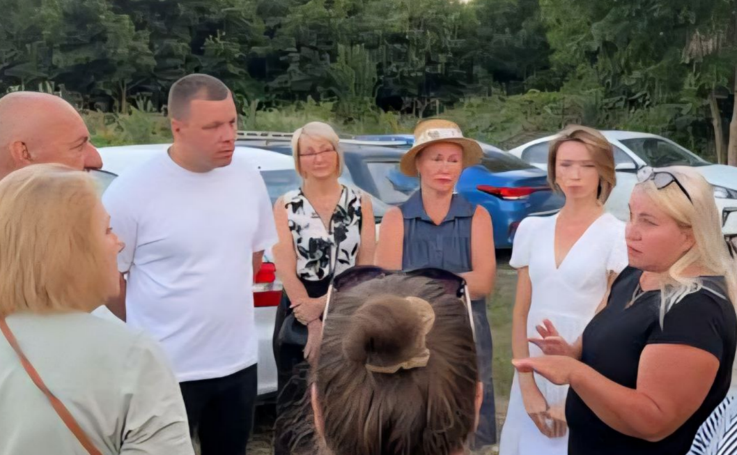 Встреча с жителями Лермонтово. Скриншот фото из Telegram-канала Сергея Бойко от 16.08.25, https://t.me/glavatuapseregion/3878
