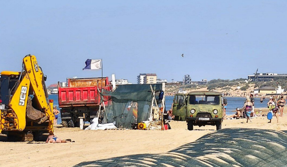 Уборочная техника и отдыхающие в Анапе. Скриншот фото из Telegram-канала "Маковозовы" от 16.08.25, https://t.me/makovozovy/42908.