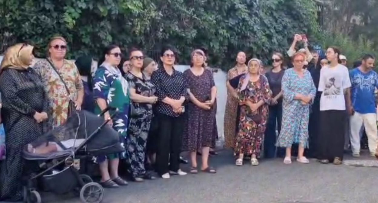 Махачкалинцы обратились к Меликову и Путину. Стоп-кадр видео из Telegram-канала "Черновик" от 17.08.25, https://t.me/chernovik/88398.