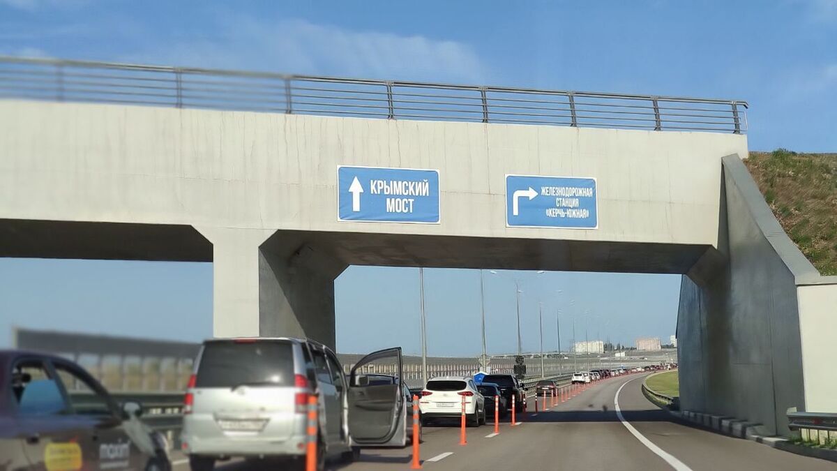 Очередь из машин на Крымском мосту. Фото: https://tvkrasnodar.ru/
