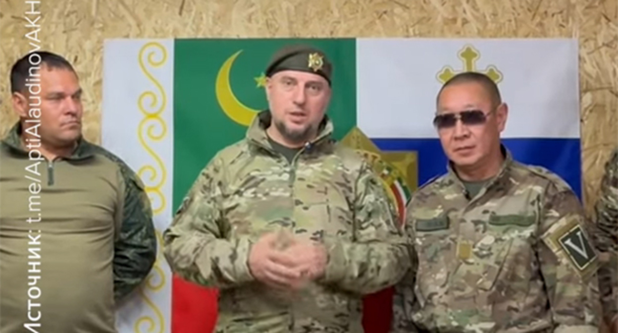 Встреча Апти Алаудинова (в центре) с ультраправыми. Скриншот видео "Кавказского узла"