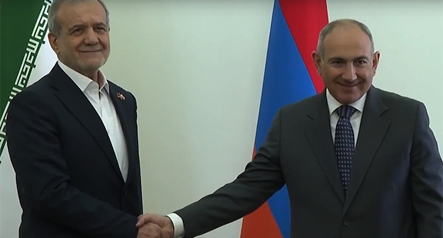 Масуд Пезешкиан (слева) и Никол Пашинян. Ереван, 19 августа 2025 г. Скриншот видео https://am.sputniknews.ru/20250819/pashinyan-i-pezeshkian-provodyat-peregovory-v-erevane-92516659.html