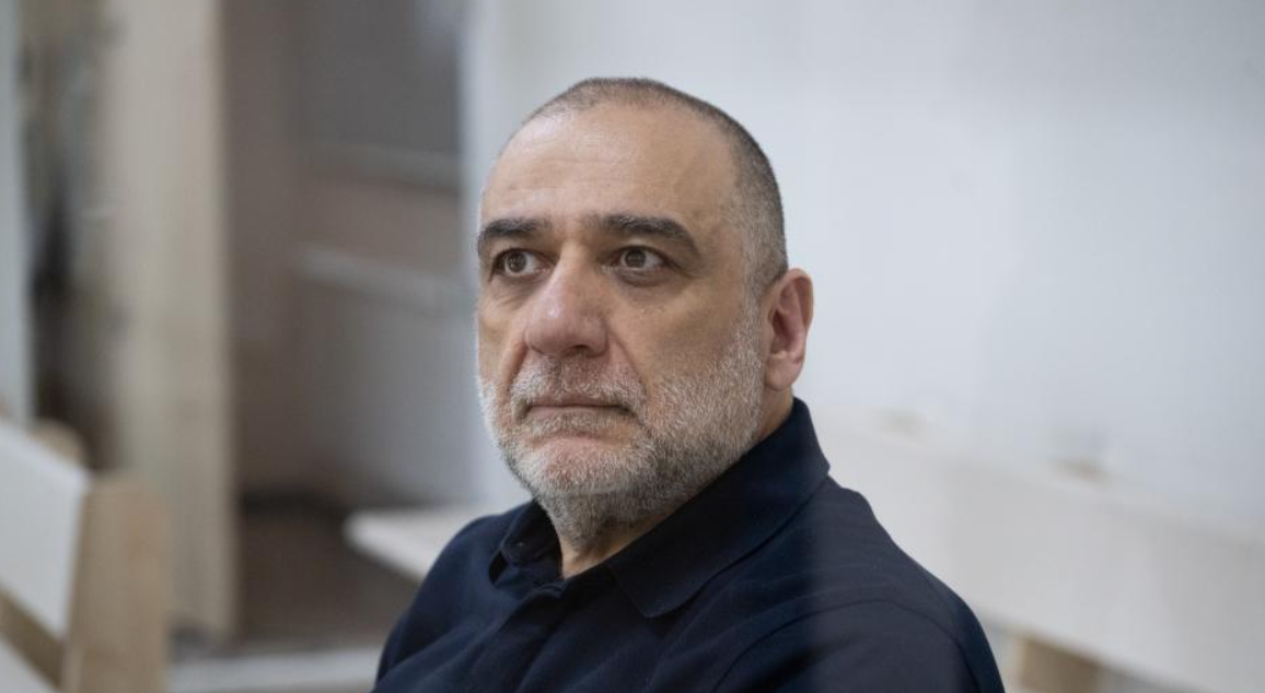 Рубен Варданян в суде. Скриншот фото Report.Az от 19.08.25, https://report.az/ru/proisshestviya/v-bakinskom-sude-poterpevshie-i-ih-pravopreemniki-dali-pokazaniya-po-delu-vardanyanayu/