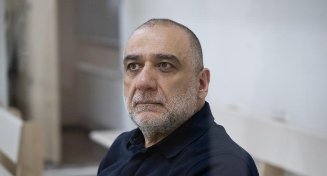 Рубен Варданян в суде. Скриншот фото Report.Az от 19.08.25, https://report.az/ru/proisshestviya/v-bakinskom-sude-poterpevshie-i-ih-pravopreemniki-dali-pokazaniya-po-delu-vardanyanayu/