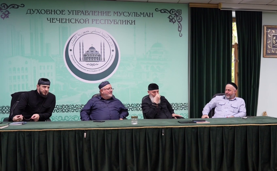 ДУМ Чечни обсуждает график посещений матерью своих детей. Стоп-кадр видео от 13.08.25, https://t.me/dumchr/6723.